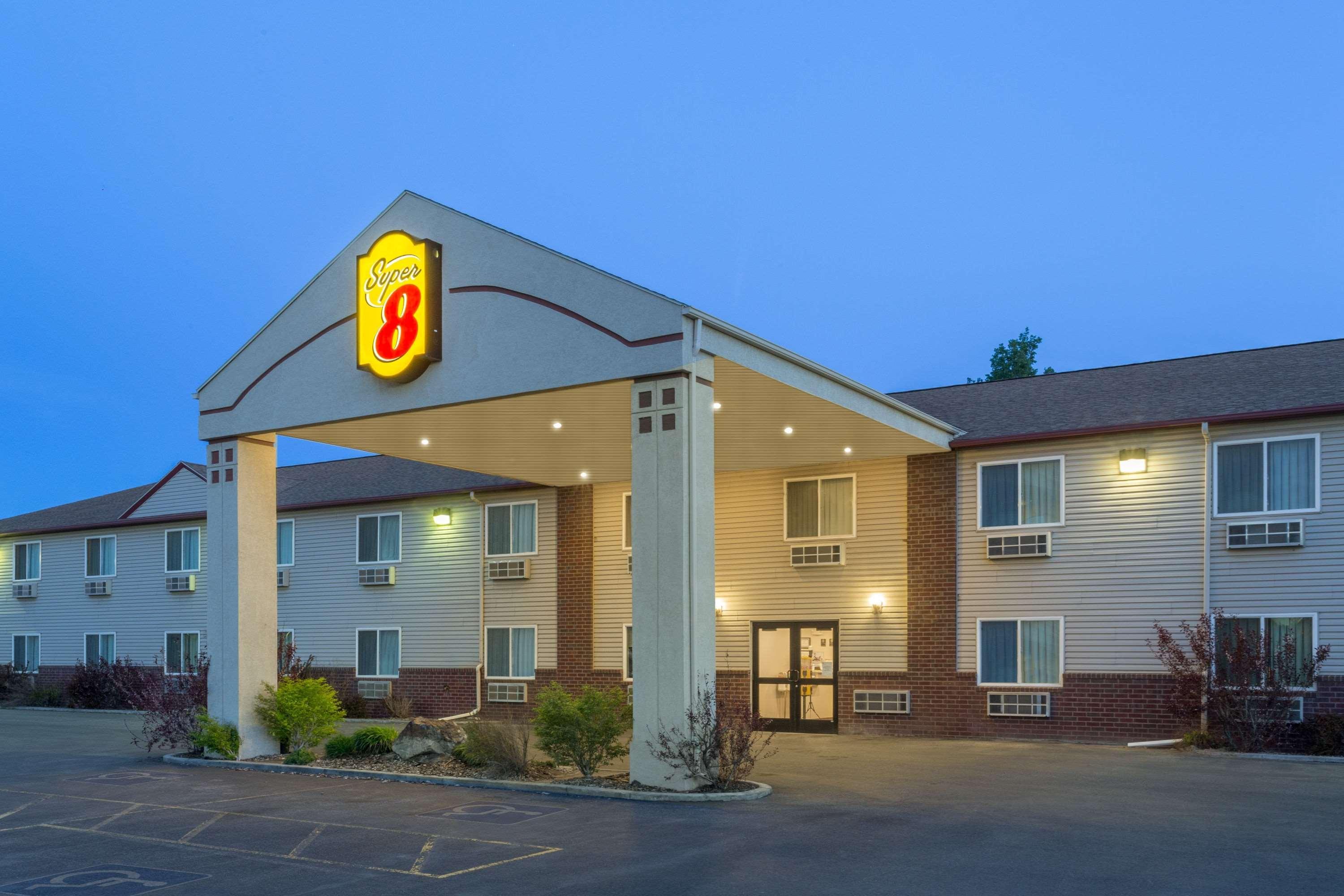 Super 8 By Wyndham Super 8 Блэкфут Экстерьер фото